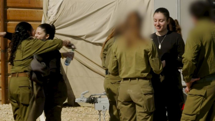 המפגש של החטופות עם כוח צה''ל 