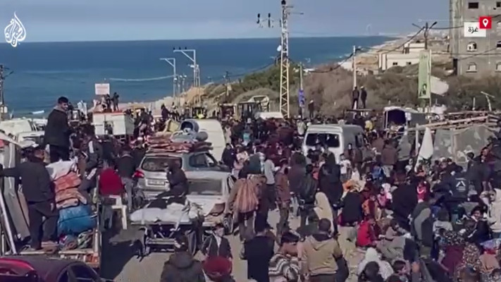 עקורים פלסטינים בדרך חזרה לצפון הרצועה (צילום: רשתות ערביות)
