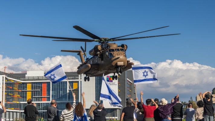ישראלים מריעים לתצפיתניות המשוחררות שנוחתות בביה''ח בילינסון (צילום: יונתן זינדל, פלאש 90)