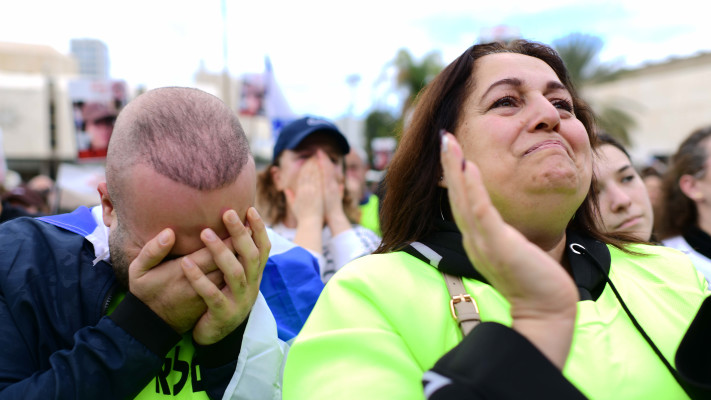 התרגשות בכיכר החטופים, יום שחרור התצפיתניות