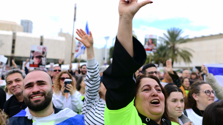 אזרחים בכיכר החטופים (צילום: תומר ניוברג, פלאש 90)