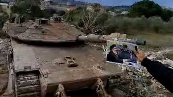 תושבי דרום לבנון מקניטים את כוחות צה''ל  (צילום: צילום מסך רשתות ערביות)
