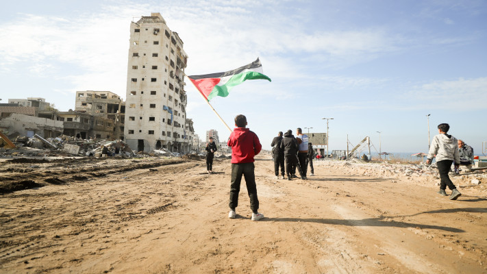 פלסטינים בציר נצרים במהלך הפסקת האש (צילום: חליל חאלוט, פלאש 90)