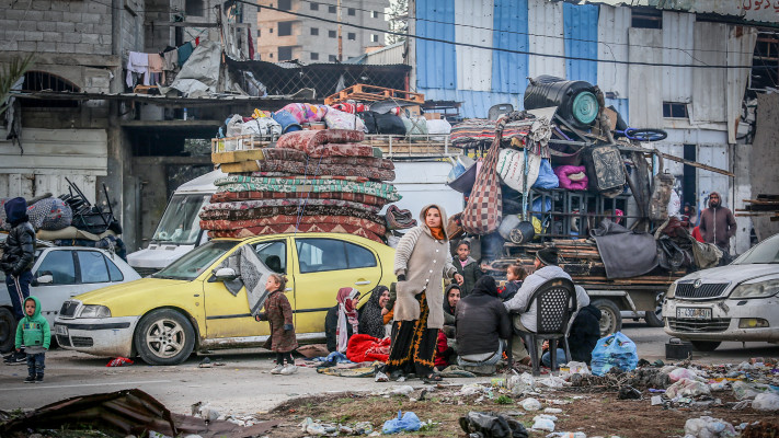 פלסטינים בציר נצרים במהלך הפסקת האש (צילום: עבד רחים כתיב, פלאש 90)
