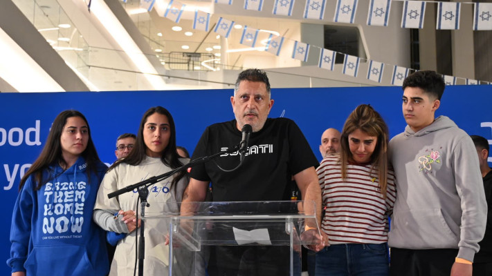 משפחתה של לירי אלבג ששבה מהשבי בהצהרה לתקשורת (צילום: מטה משפחות החטופים)