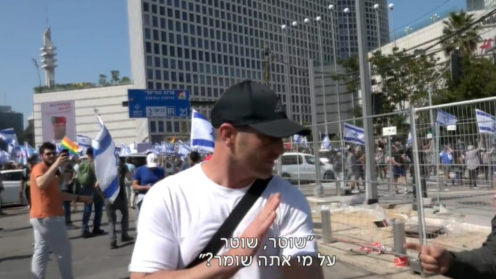 ''שוטר שוטר, על מי אתה שומר?''. מתוך ימי השיבוש 2023 (צילום: צילום מסך כאן 11)