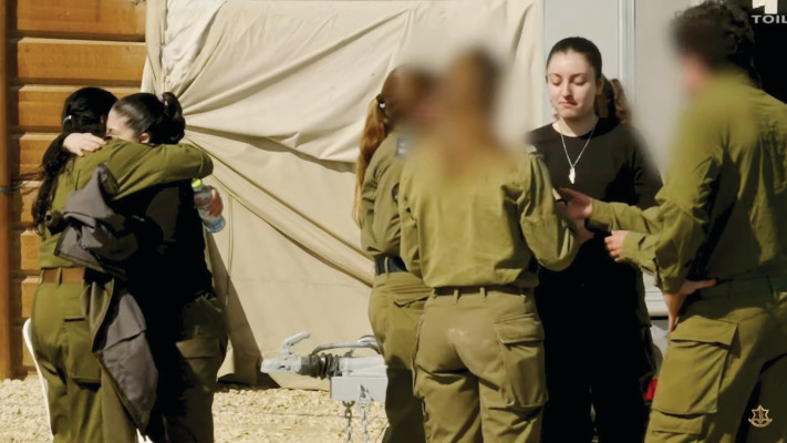 החטופות במפגש עם החיילות 