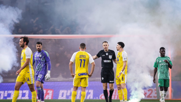 אוהדי מכבי חיפה מפוצצים את המשחק מול מכבי תל אביב