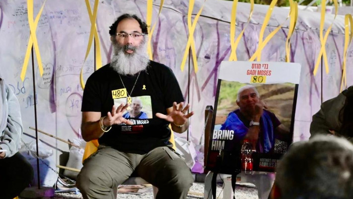 הבן של גדי מוזס אתמול בכיכר החטופים ( הבטיח להתגלח כשאבא יחזור) (צילום: אבשלום ששוני)