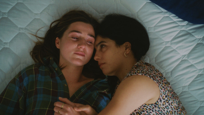 מסכת שקרים שלמה שמסבכת אותה עם היקירים לה מכל. מתוך ''היפרדות''