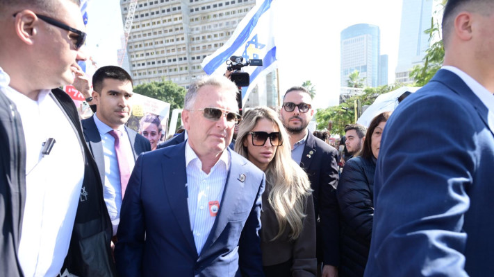 סטיב ויטקוף בכיכר החטופים (צילום: אבשלום ששוני)