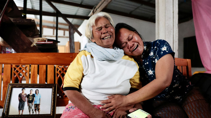 בני המשפחות החטופים מתאילנד (צילום:  REUTERS/Napat Wesshasartar)