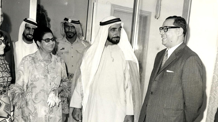 אום כולתום (משמאל) לצד השייח זאיד בן סולטאן אאל נהיאן באבו דאבי, 1971 