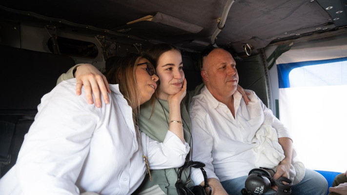 אגם ברגר והוריה במסוק צה''ל  (צילום: אבי אשכנזי)