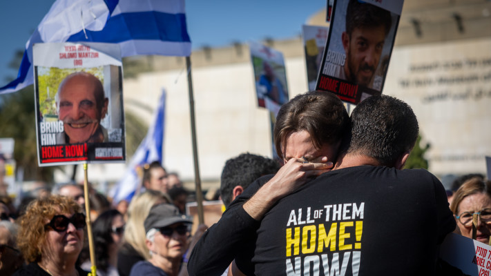 ישראלים צופים בשחרור ארבל יהוד וגדי מוזס בכיכר החטופים (צילום: יונתן זינדל, פלאש 90)
