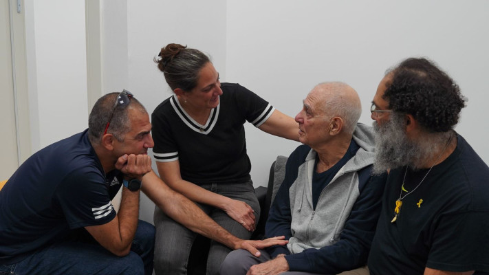 גדי מוזס במפגש המרגש עם ילדיו (צילום: דובר צה''ל)