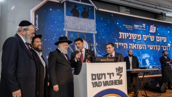הרב לאו עם ד''ר זכרייב יוזם יום השחרור וההצלה (צילום: אלי איטקין)