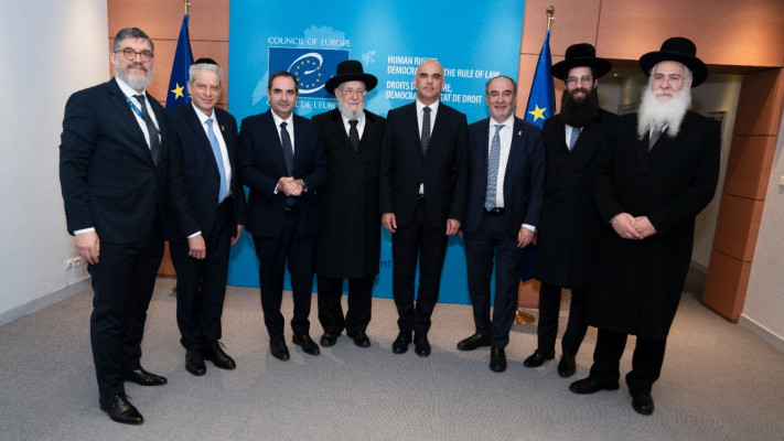 הרב לאו במועצת אירופה (צילום: imagin)