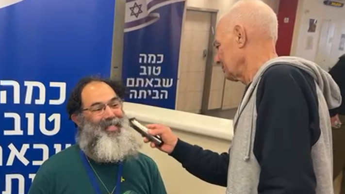 יאיר מוזס, בנו של גדי מוזס מתגלח  (צילום: דוברות מטה המשפחות להחזרת החטופים)