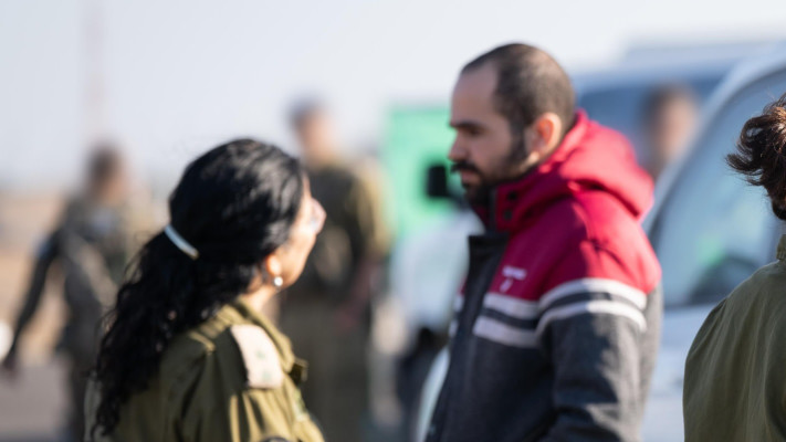 ירדן ביבס ועופר קלדרון במפגש הראשון עם כוח צה''ל (צילום: דובר צה''ל)
