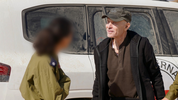 קית' סיגל עם חזרתו מהשבי. ירידה משמעותית במשקל (צילום: דובר צה''ל)