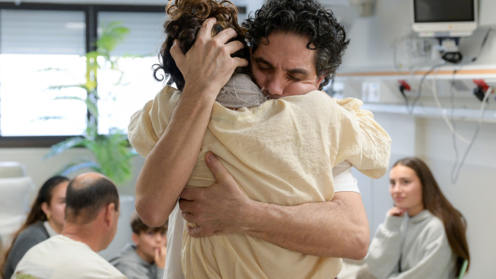 עופר קלדרון פוגש את בת זוגו אלה (צילום: עומר מירון /לע''מ)
