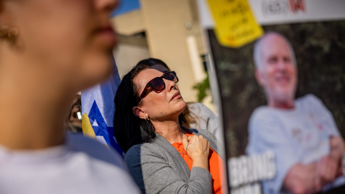 \'\'חייבים לצמצם זמנים, להחזיר יותר חטופים. הם עוברים גיהנום\'\'. ישראלים בכיכר החטופים צופים בשחרור עופר קלדרון, קית' סיגל וירדן ביבס