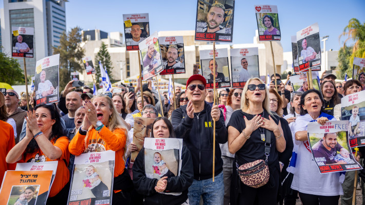 ישראלים בכיכר החטופים צופים בשחרור עופר קלדרון, קית' סיגל וירדן ביבס (צילום: יונתן זינדל, פלאש 90)