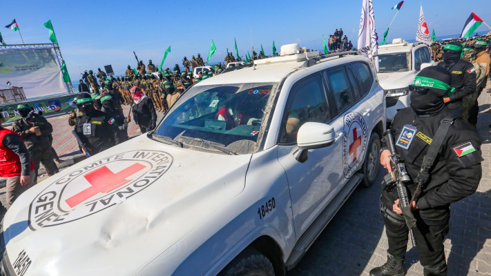 מחבלי חמאס בעת העברת החטוף קית' סיגל לידי הצלב האדום, 1.2.25