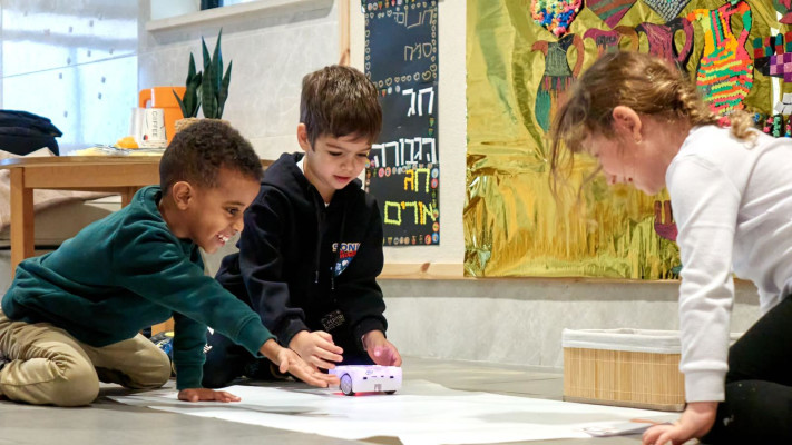 ילדים משחקים ברובוט החדש של משרד החינוך (צילום: מיכאל דימנשטיין)