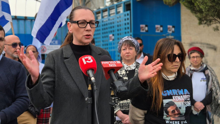 יוליה מלינובסקי בהפגנה ליד מטה אונר''א בירושלים (צילום: ללא קרדיט)