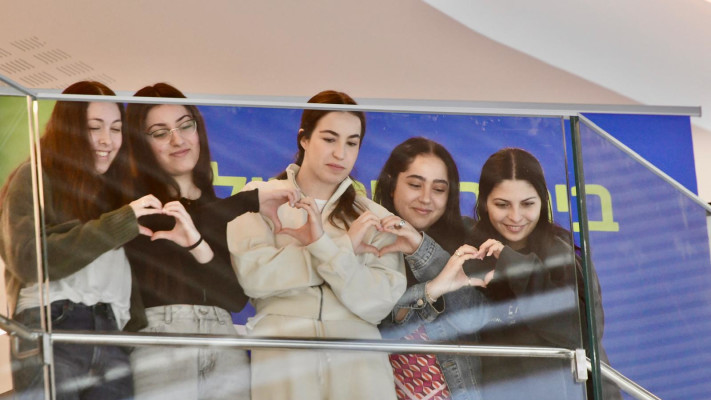 חמש התצפיתניות ששוחררו משבי חמאס (צילום: אבשלום ששוני)