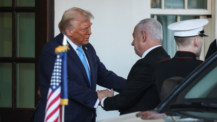 לחיצת הידיים של טראמפ ונתניהו (צילום: רויטרס)