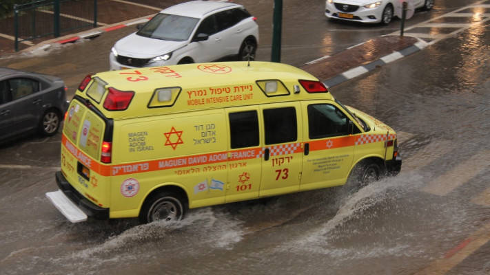 ניידת טיפול נמרץ. פינוי דחוף וחימום המטופל (צילום: תיעוד מבצעי מד\'\'א)