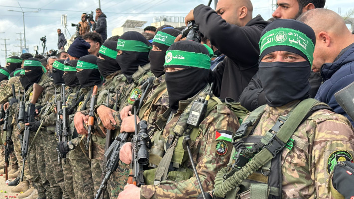 הערכות ארגון הטרור חמאס בדיר אל בלח טרם העברת המשוחררים לידי הצלב האדום (צילום: מג'די פתחי/TPS)