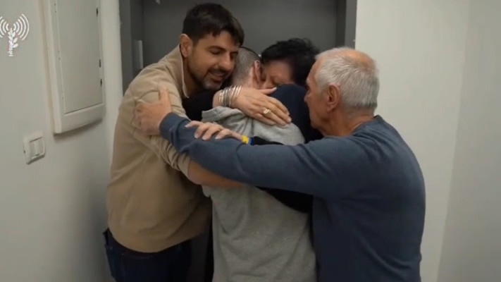  אור לוי במפגש עם הוריו ואחיו בנקודת הקליטה הראשונית (צילום: דובר צה''ל)