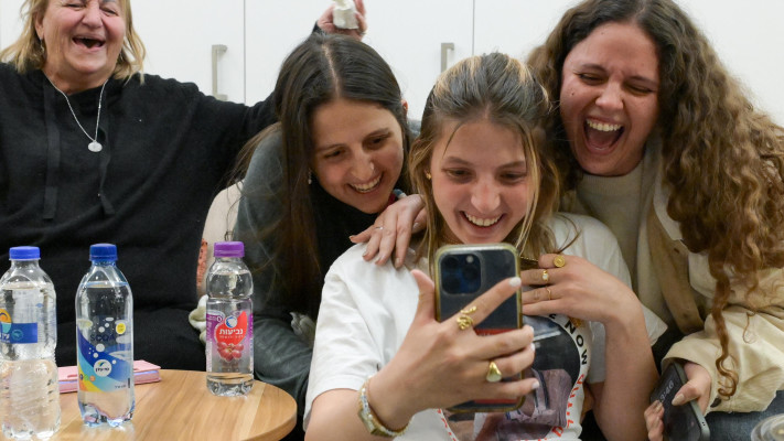 משפחתו של אוהד בן עמי מדברים איתו בטלפון כשהוא בדרכו לבית החולים (צילום: מעיין טואף, לע''מ)