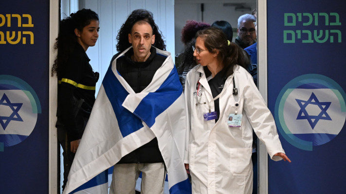 אלי שרעבי עם חזרתו משבי חמאס (צילום: חיים צח, לע''מ)
