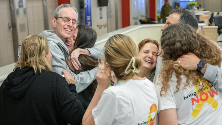 אוהד בן עמי מתאחד עם משפחתו (צילום: מעיין טואף, לע''מ)