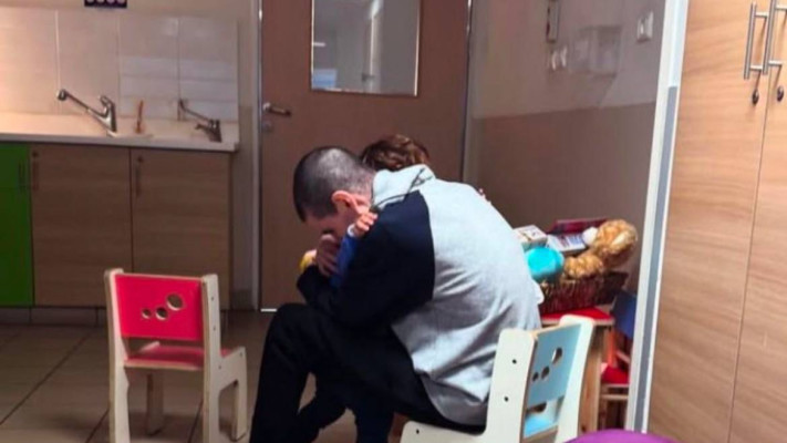 אור לוי במפגש עם בנו אלמוג (צילום: ללא קרדיט)