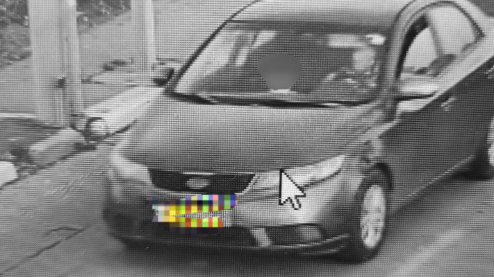 רכבו של החשוד בפדופיליה ביבנה (צילום: דוברות המשטרה)