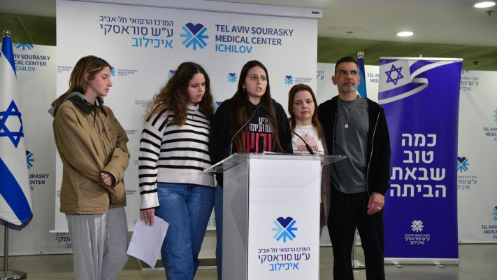 משפחת בן עמי בהצהרה (צילום: אבשלום ששוני)