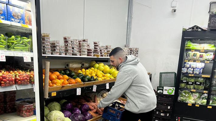 אושר ביטון, ממשיך לעבוד בחנות הירקות למרות הקריירה המוזיקלית (צילום: יחצ)
