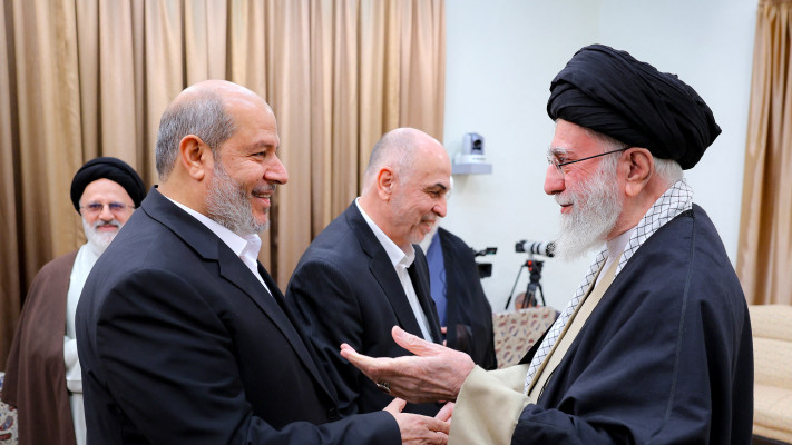 ח'ליל אל-חיה ועלי חמינאי (צילום: Office of the Iranian Supreme Leader/WANA (West Asia News Agency)/Handout via REUTERS)