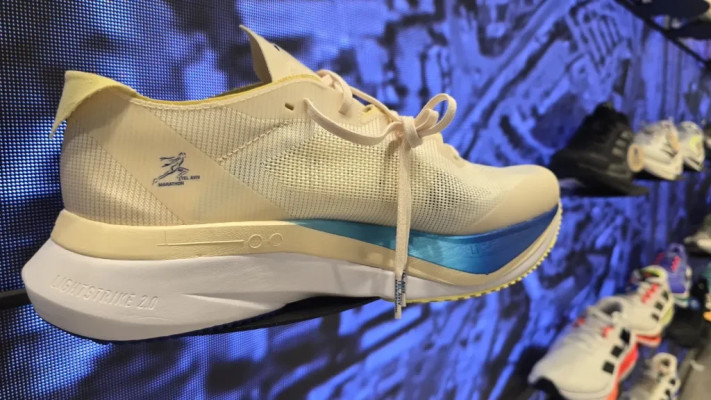 אדידס Adizero Boston 12 גרסת מרתון תל אבי (צילום: זאב ינאי)