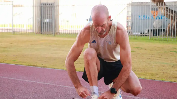 שלומי ליאון עם Adizero Boston 12 (צילום: זאב ינאי)