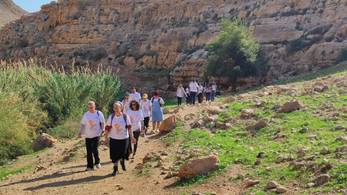 מטיילים בנחל ייטב (צילום: תיירות בקעת הירדן)