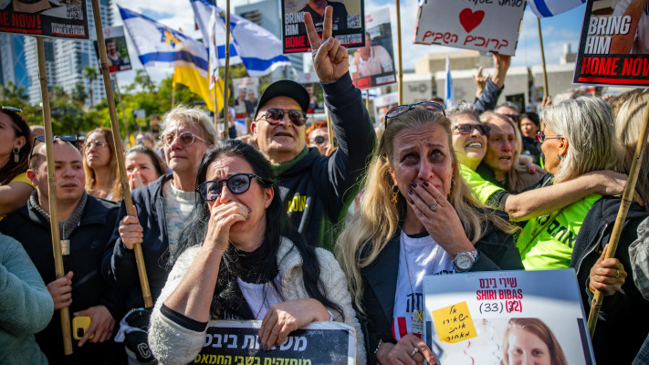 אזרחים צופים בשחרור חטופים (צילום: יונתן זינדל, פלאש 90)