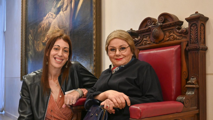 חנה לסלאו (סבתא זפטה) וחני שמש מנכ״לית בית גיל הזהב תל אביב (צילום: שי בן אפרים)