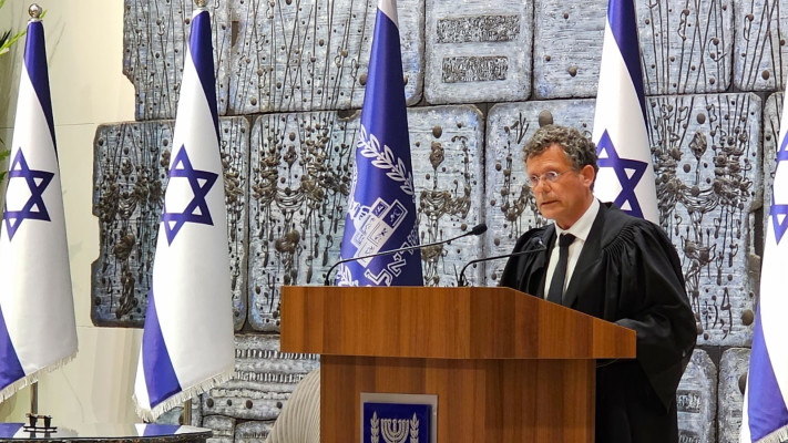 יצחק עמית בנאום הבכורה בטקס השבעתו (צילום: אברהם בלוך)